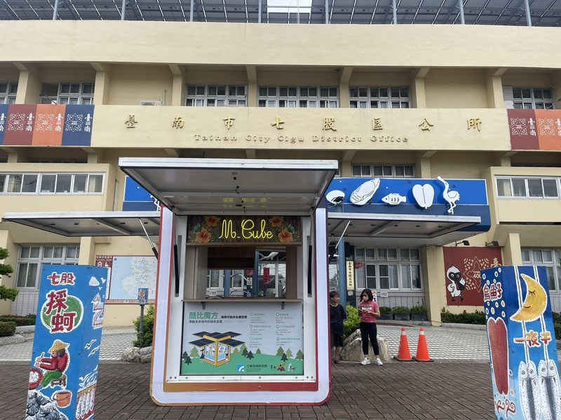 充電救急也救心 台南多區停電未復原 儲能櫃上場支援民眾手機續命