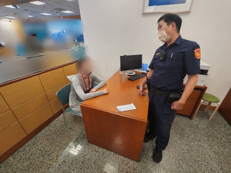 網友要她領60萬元投資  警耐心勸導戳破詐騙謊言