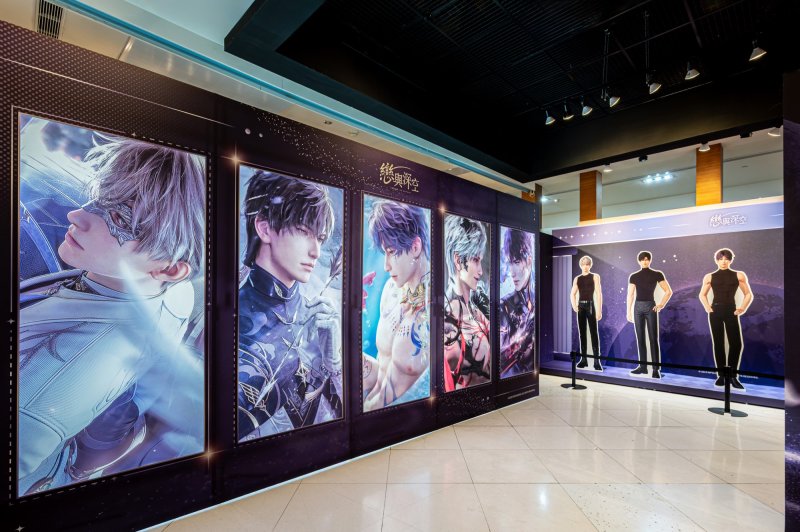 《戀與深空POP-UP STORE》高雄夢時代登場 專屬打卡牆、全員溫感立牌、超可愛貓貓充氣玩偶 降臨高雄