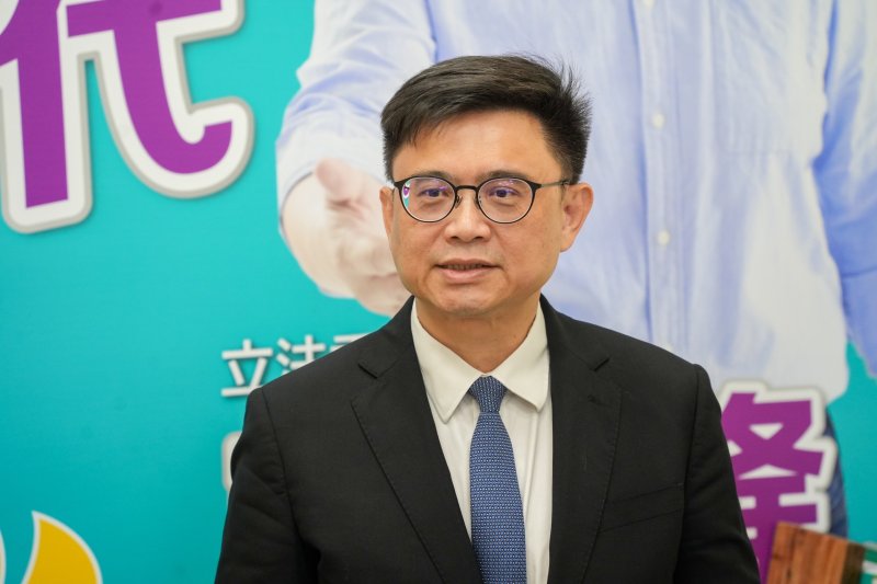 針對民調報導 賴瑞隆：兄弟姊妹爬山，我們一起努力，守護高雄未來。