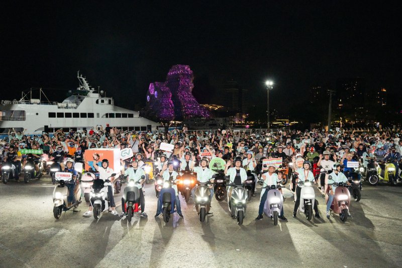 「快閃高雄港 - 百 GO 夜行」首度南下 千人辦桌盛宴、逾千位車主齊聚港灣夜騎，電車魅力席捲高雄港！
