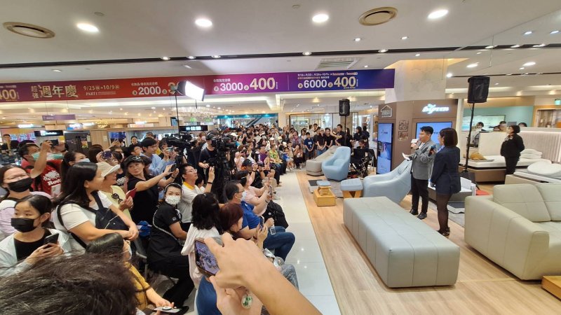 逆齡女神陳美鳳受邀擔任 AI 智慧運動家具一日店長，與高雄粉絲分享健康秘訣
