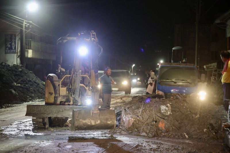 花蓮縣府與國軍深夜趕工清淤 加速恢復光復市容