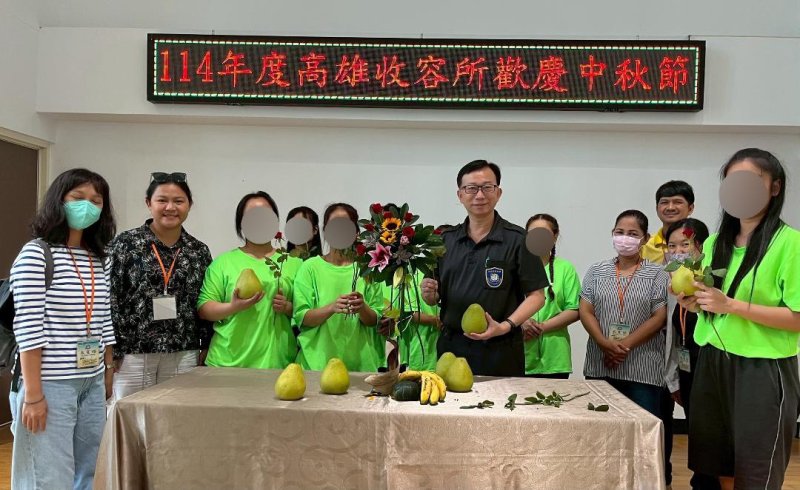 移民署高雄收容所花好柚圓迎中秋 熱鬧開唱