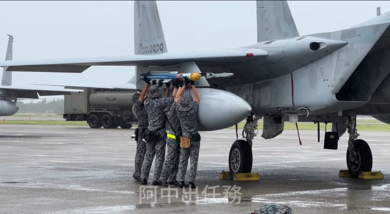 罕見！小松基地 F-15J 戰鬥機飛彈裝掛展示曝光 ！ 猜猜飛彈是什麼？型號？實彈或者是訓練彈？