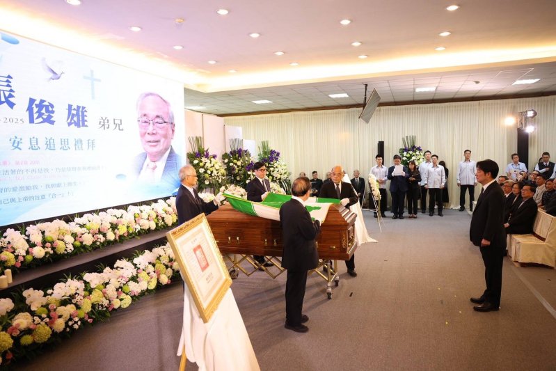 張俊雄告別式高雄舉行　賴清德頒褒揚令、蔡英文擁抱遺孀　民主精神永留人心