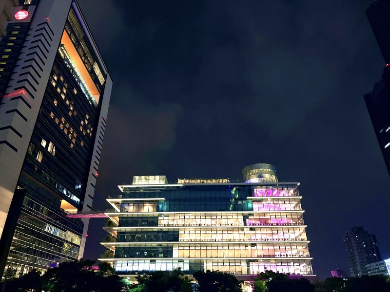 BLACKPINK要來了，高雄不只有六大地標點亮粉紅燈海 五星級「承億酒店」也散發粉色光芒！