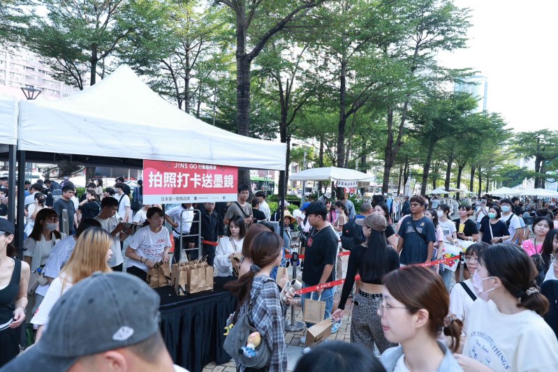 「JINS GO」來高雄啦！怕胖團吸上千粉絲 JINS送墨鏡、護眼SPA吸客