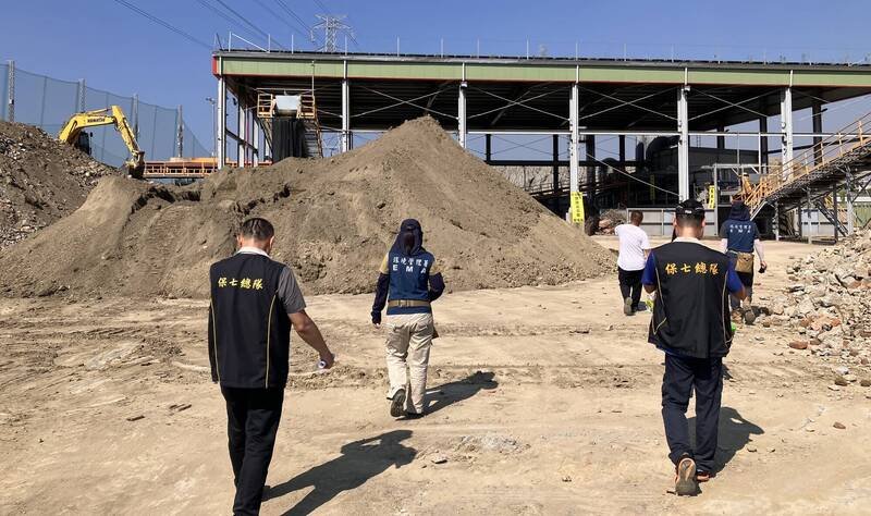美濃盗採砂石非法挖填案，高雄市政府已全數依法移送地檢署調查，絕無包庇怠惰