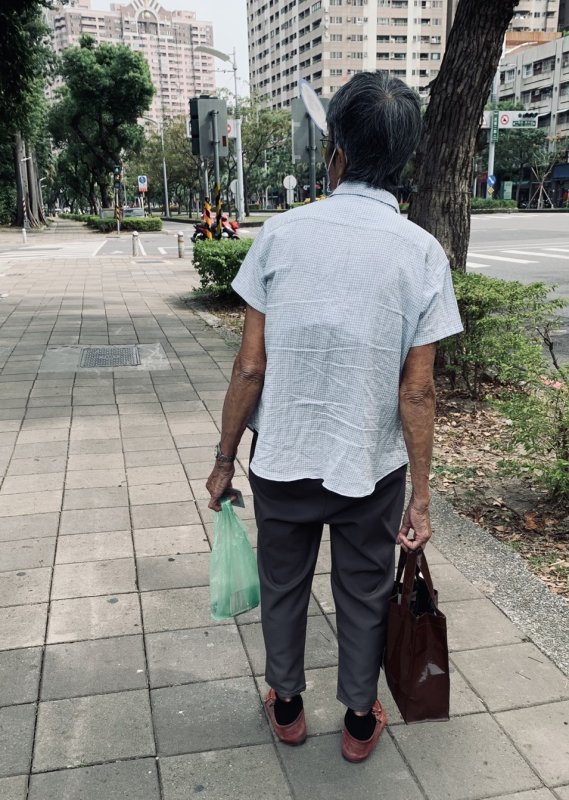 迷途在熟悉的路口：81歲阿嬤忘了家在何處？