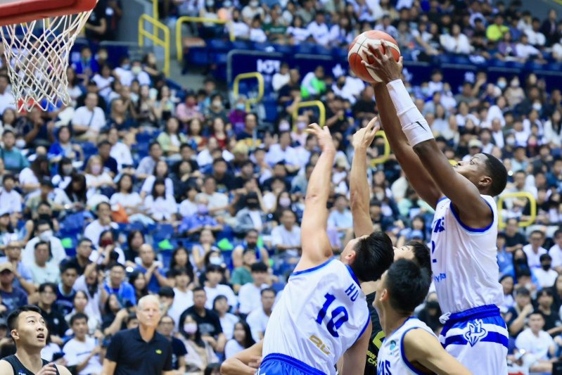 TPBL 2025-2026賽季例行賽 高雄全家海神主場開幕戰　1號神隊友陳其邁到場應援支持在地球隊