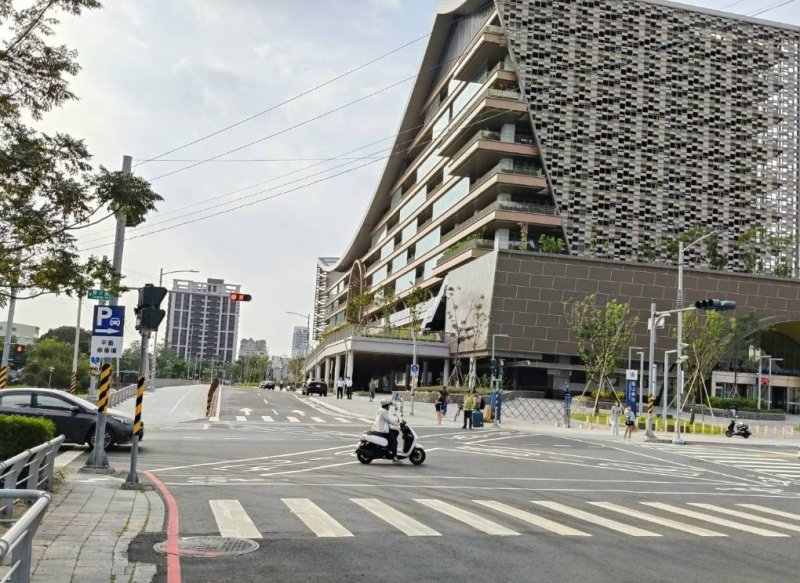 鳳山車站南側曹謹路順利完工通車 打通關鍵路段　改善接送動線　鳳山再現城市新門戶
