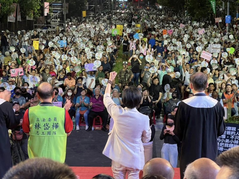 民進黨高雄市黨部發出聲明，重申所有市長參選人應尊重初選制度