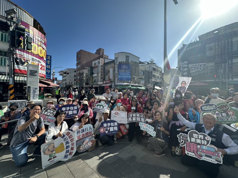 公路局及高雄區監理所攜手代言人沈文程—11月15日臺東市中央市場前暖心快閃宣導高齡換照新制
