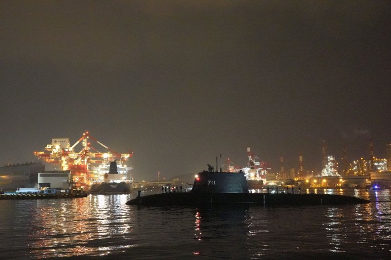 台船：「海鯤軍艦」完成浮航測試