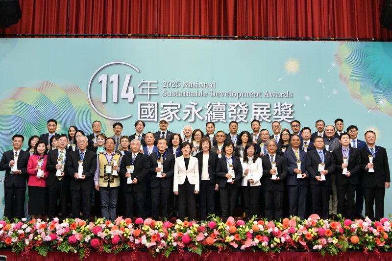 鄭副院長頒發國家永續發展獎 盼國人實踐永續行動 共同邁向綠色、韌性、包容的永續臺灣