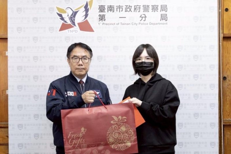 黃偉哲親慰遭斧頭砍傷員警 盼大眾用溫情守護治安 支持警察安心執勤