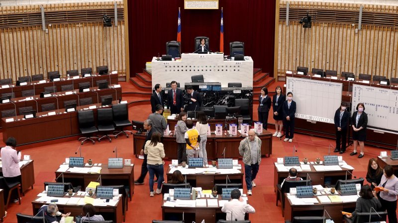激戰抽籤定席！高市議會委員會改組，警消衛環9席25人搶破頭