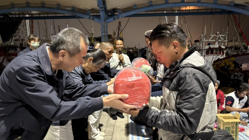 慈濟攜手海星國際移工服務中心寒冬送暖 共同守護外籍漁工