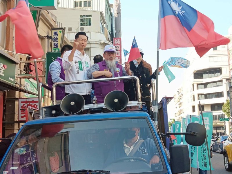 行憲紀念日車隊上街頭　民眾黨高雄黨部攜司法改革黨：守護憲政、反對毀憲亂政