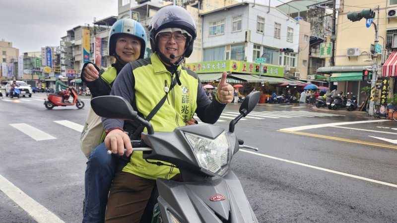 一台機車與選民的距離 左楠選戰中的人文風景　薛兆基夫妻的政治之途