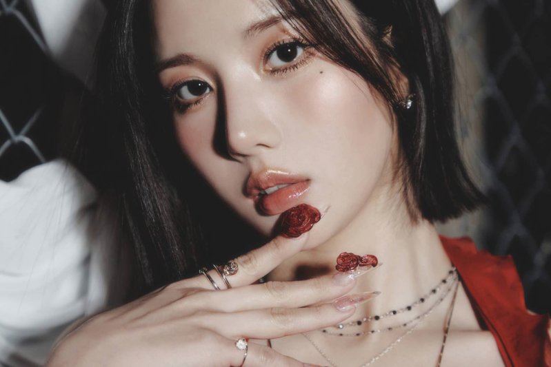 高雄跨年雙彩蛋！「水彈女王」權恩妃以紅色喜氣造型首登高雄跨年 亞灣跨年花火觀賞點公開