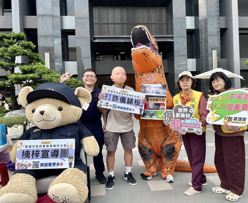 漫步金田聖誕市集 楠梓警察熊仔出任務