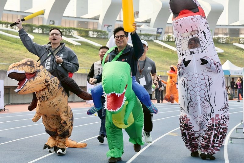 2026高雄富邦馬拉松開跑 陳其邁身穿恐龍裝參加趣味競賽