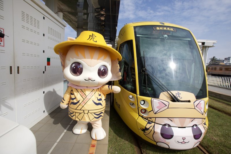 高雄輕軌全新彩繪列車啟航 蜜柑站長與北港媽祖虎爺萌萌聯手