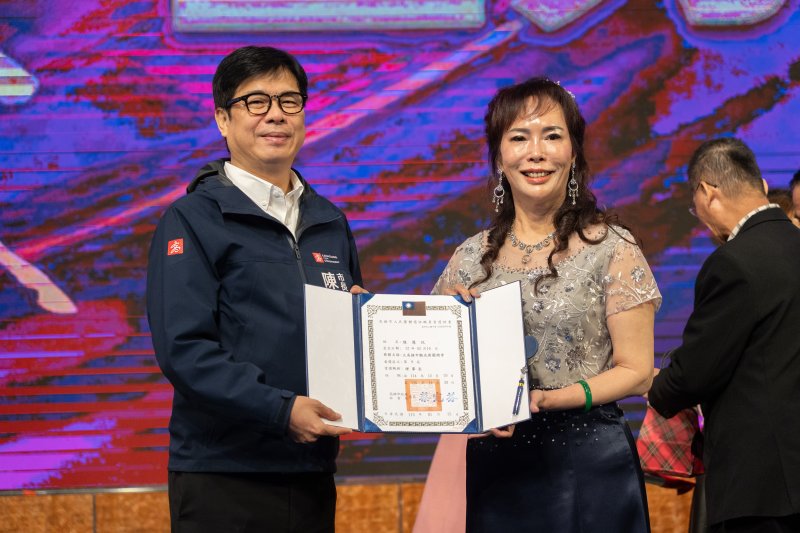 陳慧玟接掌大高雄觀光商圈總會 第九屆總會長就職 陳其邁親頒證書 凝聚600人拚商圈榮景