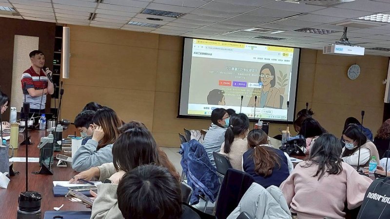 AI成為助人者的後盾 清大「AI社工紀錄輔助系統」高雄登場交流   