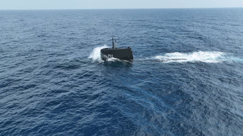  「海鯤軍艦」順利執行淺水潛航測試