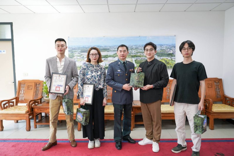 翰墨飄香迎新春　陸軍564旅辦理春節家屬懇親會 書法大師楊國茂揮毫贈春聯　軍營洋溢年節溫情