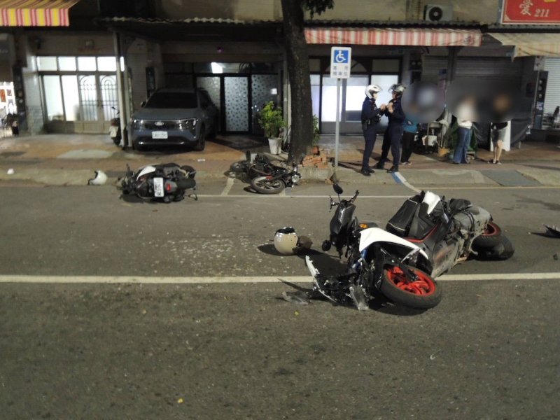 滑板衝出騎樓引發連環撞！ 3騎士送醫 警籲家長留意孩童路邊嬉戲風險