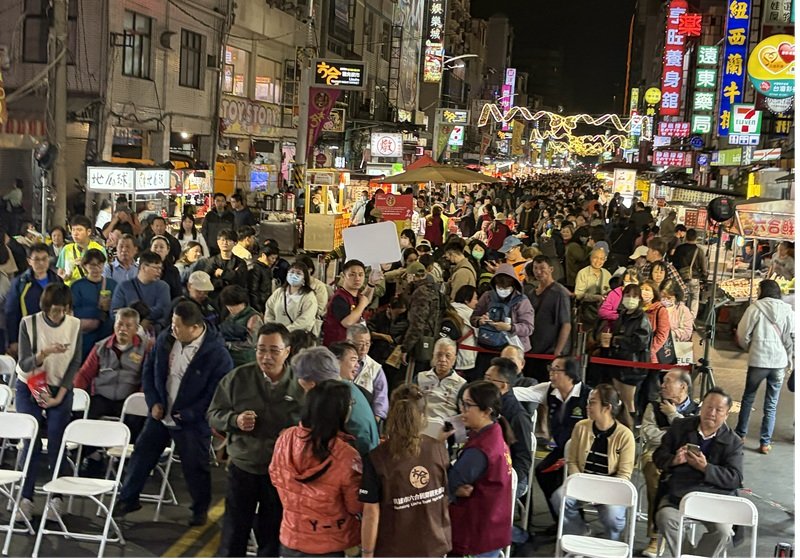 萌獅逛夜市！#獅甲國小獅鼓隊 六合夜市繞境，攤商狂發紅包現場直擊｜2026高雄過好年。獅甲國小獅鼓隊帶著小獅子頭套走進夜市，為每一攤商家祈福。