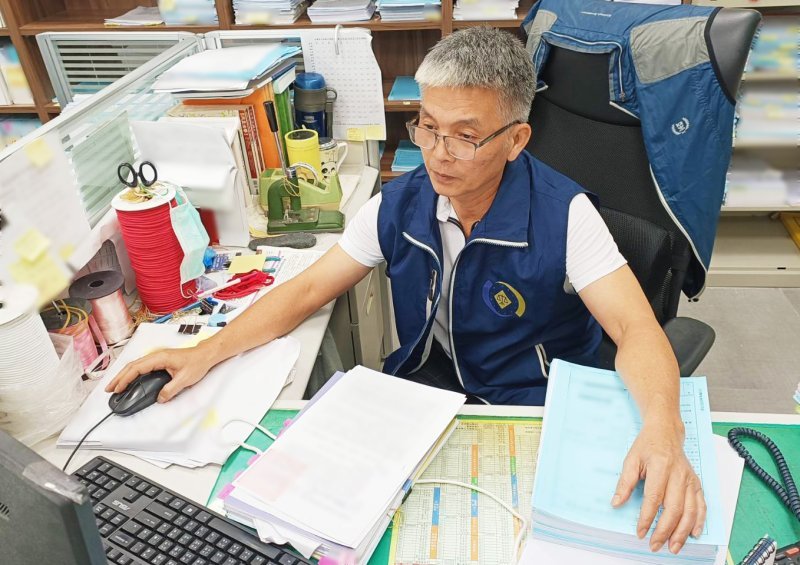 義務人承包多項工程卻欠勞健保費 書記官秒發文扣押，保障勞工權益
