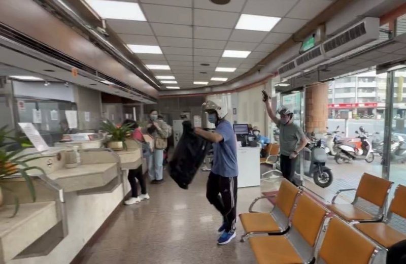 楠梓警扮歹徒  防搶演練震撼超逼真
