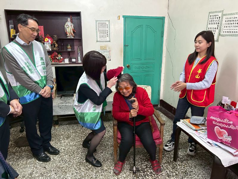 高雄銀行為華山老人送上愛心年菜及全新棉被、春聯，提前感受有家人一起團圓過年的氣氛。