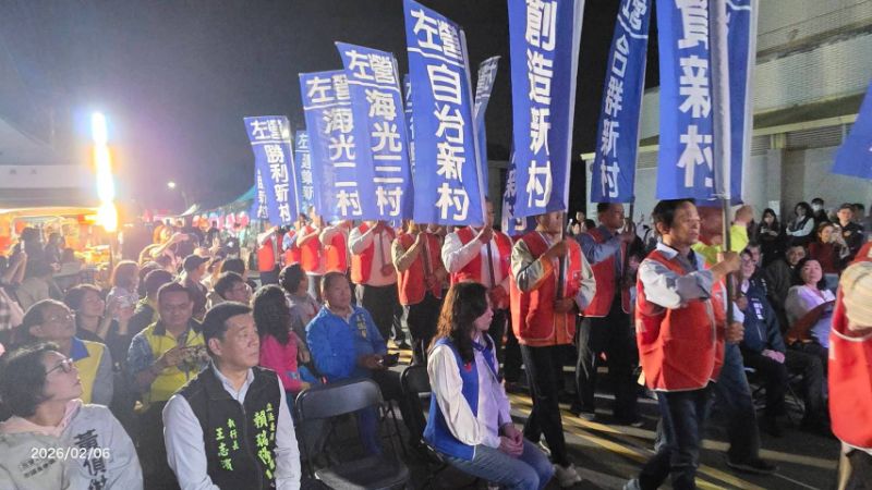 左營為全台海軍眷村聚落規模最大的地區,擁有最濃厚、最道地的年節氛圍。左營年貨大街有眾多的眷村傳統美食及年貨伴手禮。 左營為全台海軍眷村聚落規模最大的地區,擁有最濃厚、最道地的年節氛圍。左營年貨大街有眾多的眷村傳統美食及年貨伴手禮。