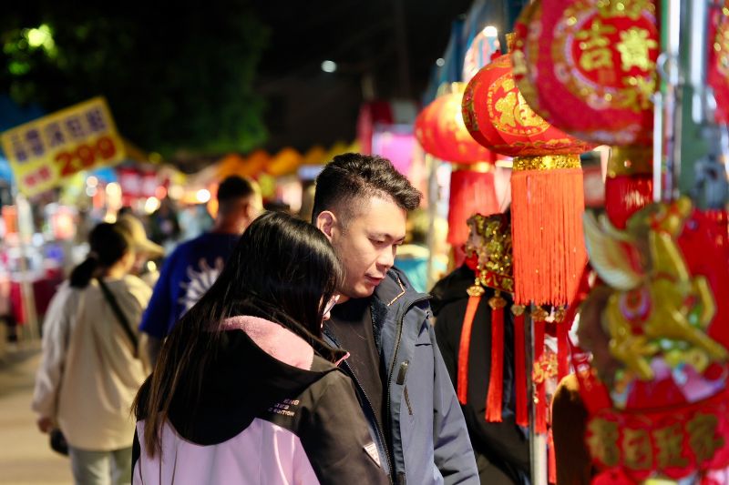 第三屆左營海軍眷村年貨大街熱鬧開幕,集結約160個攤位,從湖南臘肉、廣式臘腸等傳統眷村美味,到特色餐車及文創手作一應俱全。 第三屆左營海軍眷村年貨大街熱鬧開幕,集結約160個攤位,從湖南臘肉、廣式臘腸等傳統眷村美味,到特色餐車及文創手作一應俱全。