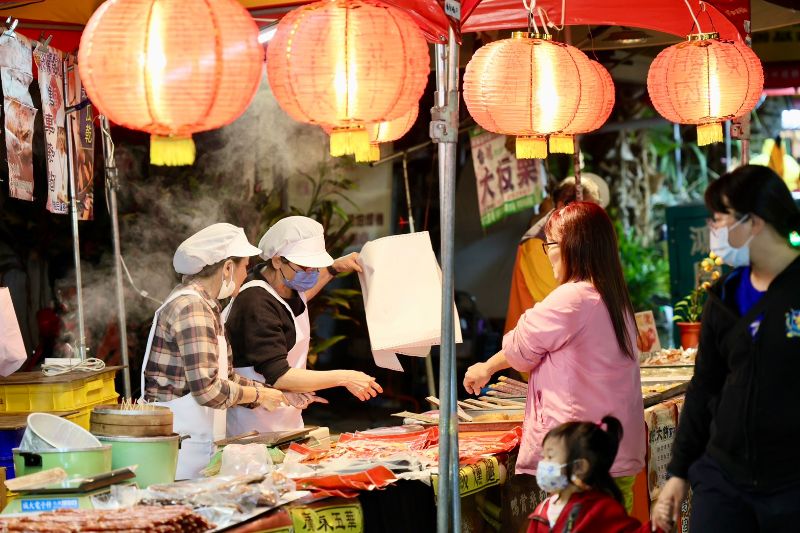 高雄左營眷村年貨大街115年2月6至15日;平日下午15時至晚上22時;假日上午10時至晚上22時、在左營建業新村海平路口與實踐路舉辦。 高雄左營眷村年貨大街115年2月6至15日;平日下午15時至晚上22時;假日上午10時至晚上22時、在左營建業新村海平路口與實踐路舉辦。