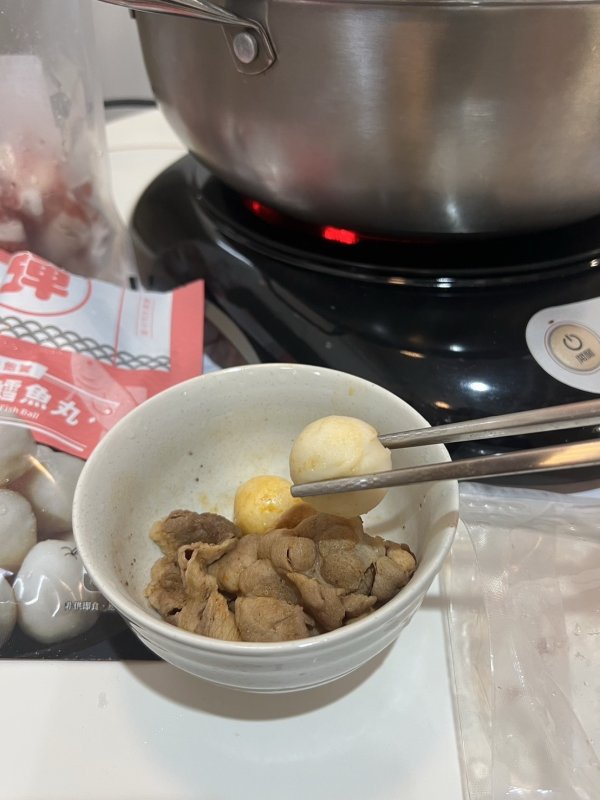 鴛鴦鍋不再「一邊一國」！男網友一動作引爆素食女友怒火 網歪樓：那顆魚丸超Q愛死！