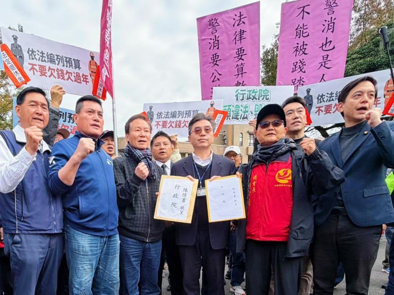 法案三讀卻領不到錢？退休警消怒告行政院　6000人集體訴訟捍衛法定權益 