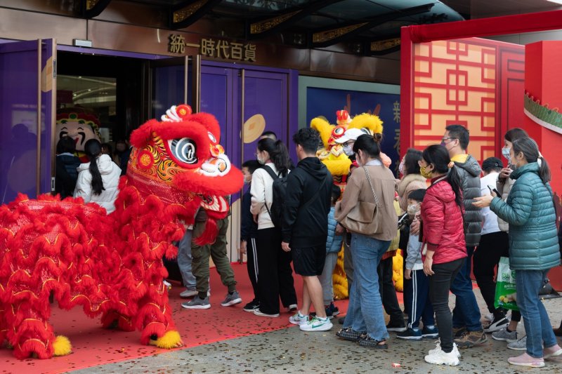 夢時代迎福馬！獨家攜手東港東隆宮推限定「小王馬」 祥獅獻瑞舞新春 入館再送限量刮刮卡