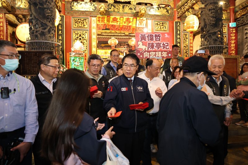 除夕守歲祈福！黃偉哲走訪開基玉皇宮、天壇參香 祈願馬年風調雨順、市民平安