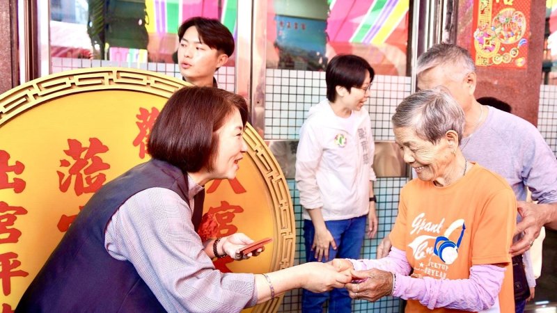 排隊人龍現身屏東 縣長周春米「瑞馬春騰」紅包秒成焦點 春節第一聲祝福 屏東專屬年味熱鬧登場