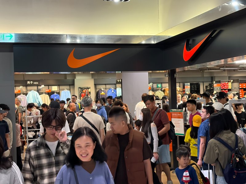 北雨南晴助攻  義大世界初一人潮爆滿 Outlet購物廣場、遊樂世界雙場域買氣齊揚