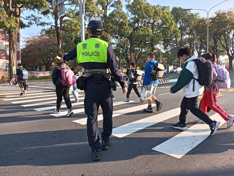 少子化浪潮下的逆勢成長 楠梓區學童數激增 警方開學日全面啟動護童勤務