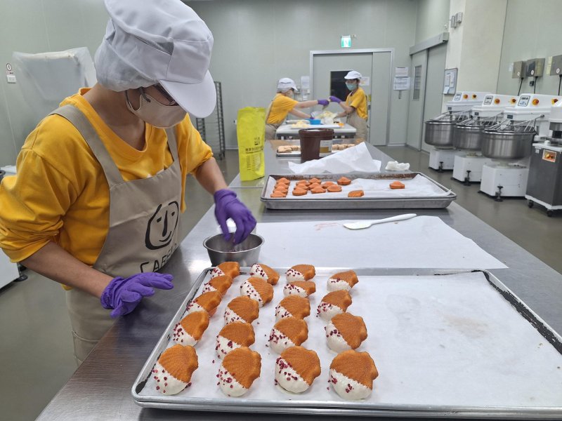  造型甜點加上童趣包裝  喜憨兒女王甜點月禮盒2件85折