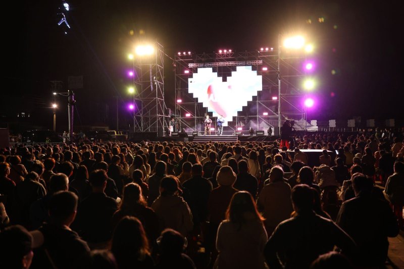 白色情人節浪漫登場 「曖曖在海邊」演唱會點亮枋寮漁港